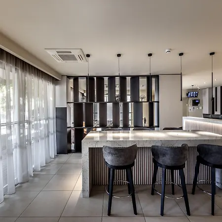 Almond Business فندق 4*