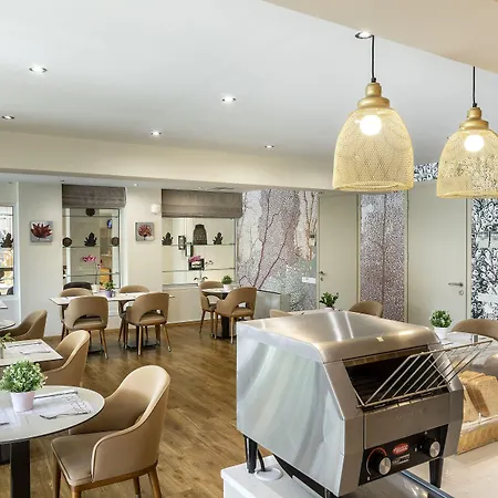 Almond Business نيقوسيا