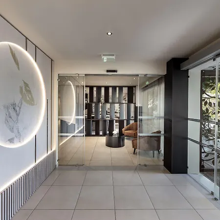 Almond Business فندق