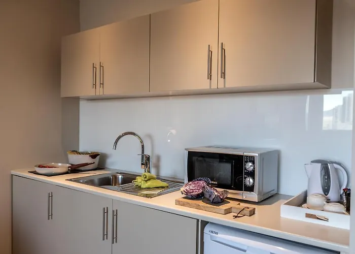 Otel Almond Business