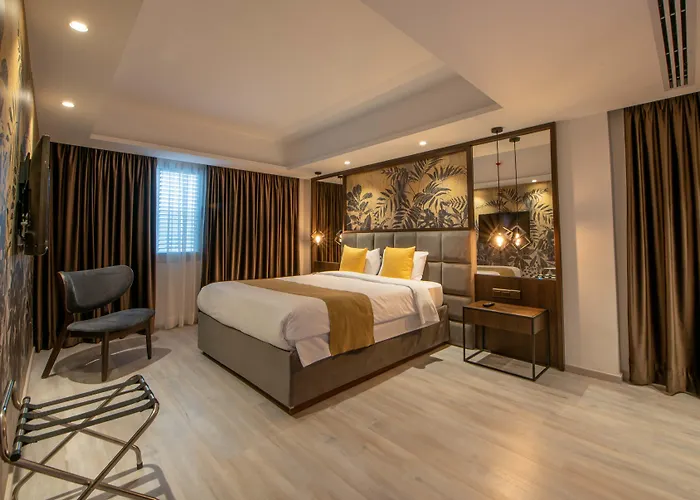 Otel Almond Business